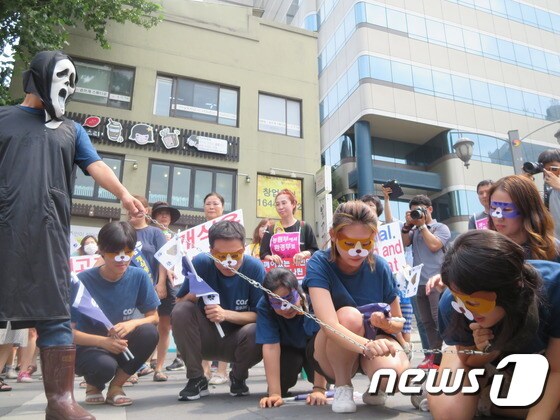 동물권단체 케어 활동가들이 중복인 22일 오후 서울 종로구 인사동 북인사마당에서 거리행진에 앞서 동물학대 퍼포먼스를 펼치고 있다.© News1