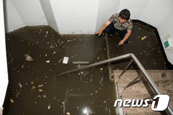 인천 물폭탄, '물에 잠긴 계단'