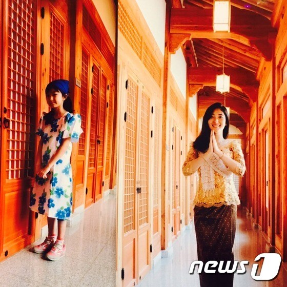 동남아 각국국의 전통의상을 입어보고 문화를 체험하는 시민들 © News1