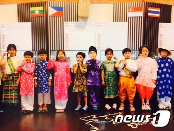 동남아 각국의 전통의상을 입어보고 문화를 체험하는 아이들 © News1