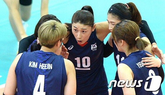한국 여자 배구대표팀이 태국의 벽을 넘지 못하고 아시아선수권에서 결승 진출에 실패했다. /뉴스1 © News1 오장환 기자