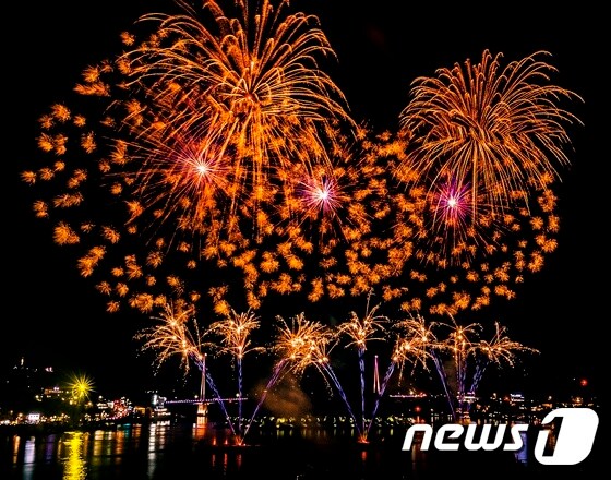 2016 여수밤바다 불꽃축제© News1
