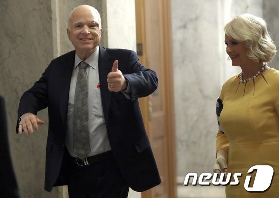 뇌종양 진단을 받은 존 매케인 상원의원(왼쪽)과 부인 신디. © AFP=뉴스1
