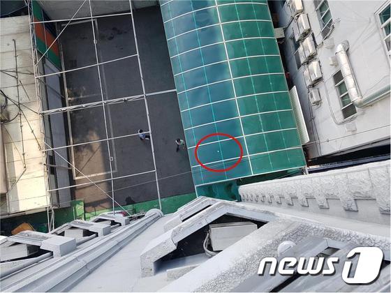 지난 17일 김모씨(52)가 현행범으로 체포됐을 당시 모텔 창밖으로 던진 필로폰 일회용 주사기가 주차장 입구 지붕 위에 떨어져 있다.(부산지방경찰청 제공)© News1