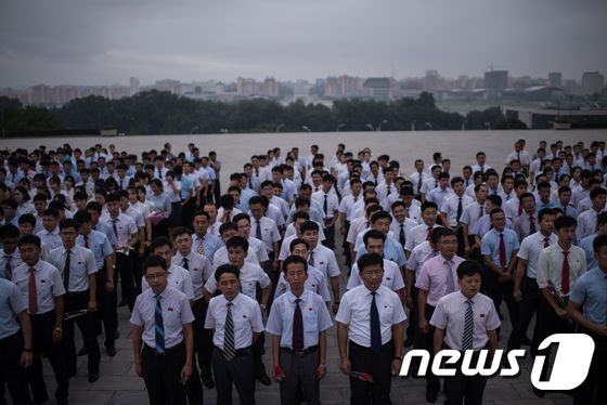 김일성 전 북한 국방위원장을 추모하는 북한 사람들© AFP=뉴스1