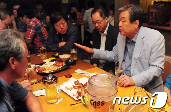 김무성 바른정당 의원이 지난달 26일 오후 부산에서 열린 '치맥파티'에 참석한 모습. © News1 여주연 기자