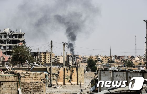 미 주도 연합군의 공습을 받고 있는 이슬람국가(IS) 근거지 시리아 라카 지역. © AFP=뉴스1