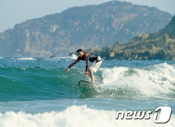 섹오 해변에서 즐기는 서핑 © News1