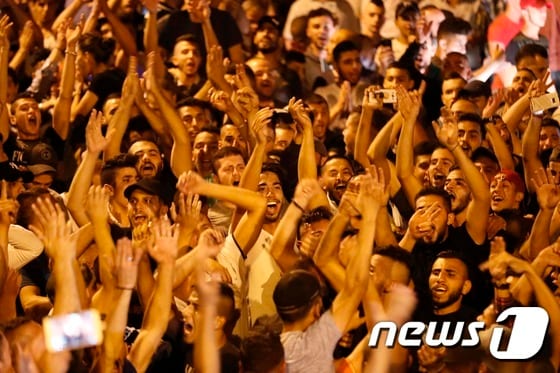 환호하는 팔레스타인인들. © AFP=뉴스1