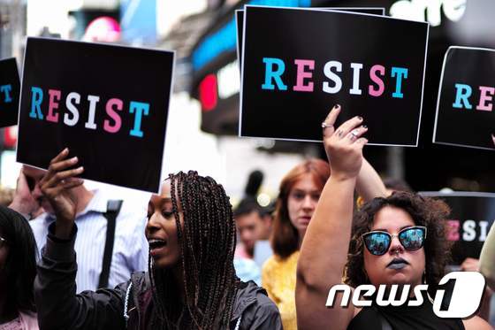 26일 트럼프 대통령의 트랜스젠더 군 불허 방침에 항의하기위해 뉴욕 맨해튼 타임스퀘어 앞에 시위대가 모였다. © AFP=뉴스1