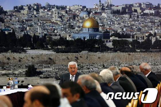 템플마운트 배경 앞에서 회의를 주재하는 마흐무드 압바스 팔레스타인 자치정부 수반. © AFP=뉴스1