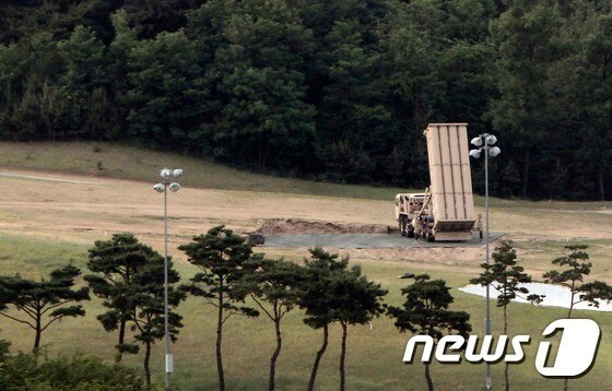 지난 5월30일 오후 경북 성주 골프장에 설치된 기존의 사드 발사대가 하늘을 향하고 있다.2017.5.30/뉴스1 © News1 이종현 기자