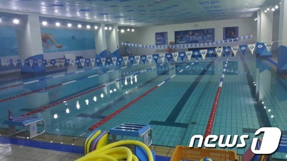 28일 오전 11시쯤 부산 북구 만덕동에 있는 한 레포츠 센터 수영장에서 목 통증과 구토증세를 호소하는 부상자 16명이 발생했다. 위 사진은 안전사고가 난 수영장 내부모습.(부산지방경찰청 제공)© News1