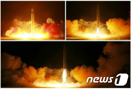  '화성 14형' 2차 발사 모습.(노동신문) 2017.7.29/뉴스1 © News1 민경석 기자