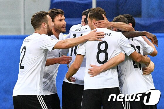 독일 선수들이 3일(한국시간) 러시아 상트페테부르크의 상트페테쿠르브크 스타디움에서 열린 칠레와의 '2017 국제축구연맹(FIFA) 러시아 컨페더레이션스컵' 결승전에서 득점 후 기뻐하고 있다. © AFP=News1