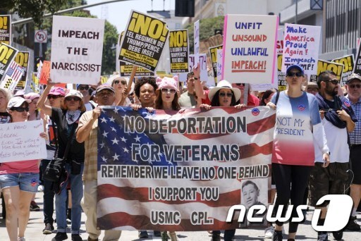 2일(현지시간) 미국 LA에서 대규모 반트럼프 시위가 열렸다. © AFP=뉴스1