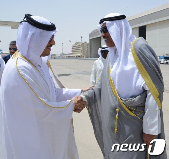 셰이크 사바 알칼레드 알사바 쿠웨이트 외교장관(오른쪽)이 3일 자국을 방문한 셰이크 모하메드 빈 압둘라만 알타니 카타르 외교장관과 악수하고 있다. © AFP=뉴스1
