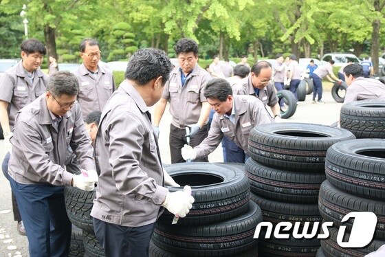금호타이어 이한섭 사장 및 임직원들이 지난 28일 광주공장에서 '타이어 절단식'을 진행하고 있다.(금호타이어 제공) © News1