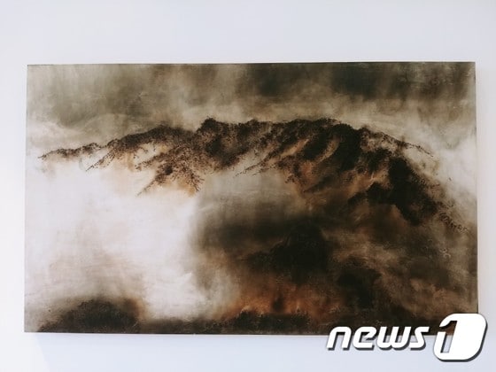 이쑤시개를 불에 그을려 작업하는 한경원 작가의 회화 작품. 2017.7.28/© News1 김아미 기자