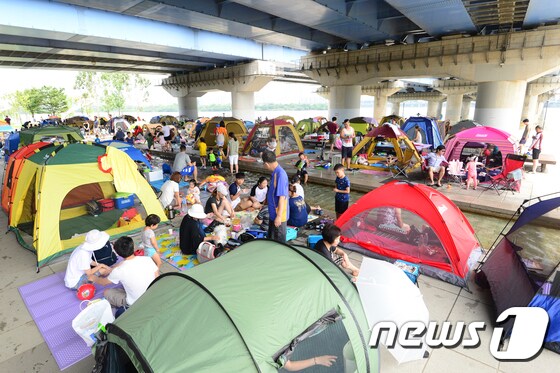 30일 오전 서울 마포대교 남단 아래에서 시민들이 텐트를 치고 휴식을 취하고 있다. 2017.7.30/뉴스1 © News1 신웅수 기자