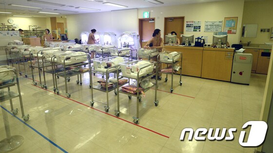 한 병원에서 간호사들이 신생아를 돌보고 있다. /뉴스1 © News1 