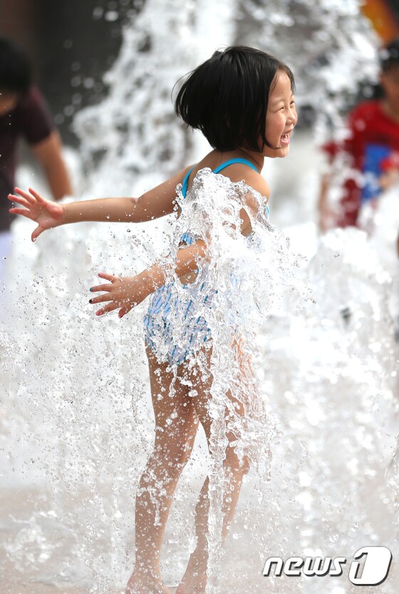 더위가 기승을 부리고 있는 30일 오후 서울시청 광장 바닥분수에서 아이들이 물놀이를 하며 더위를 식히고 있다. 2017.7.30/뉴스1 © News1 임준현 인턴기자