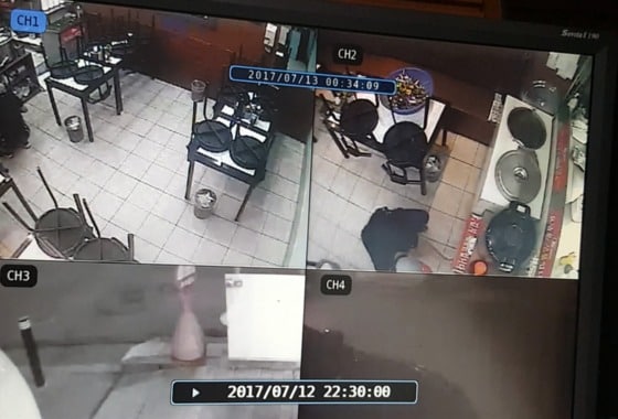 최모씨(43)의 범행 장면이 찍힌 폐쇄회로(CC)TV 영상 갈무리(서울 서부경찰서 제공). © News1