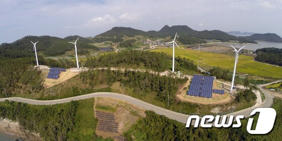 국내 첫 '에너지 자립섬'인 진도 가사도 풍력발전과 태양광발전 모습. © News1