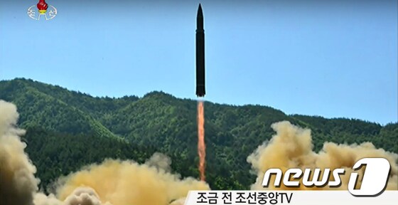 4일 오후 조선중앙방송이 중대발표를 통해 북한의 대륙간 탄도미사일 '화성 14형'의 발사 성공을 전했다.  사진은 화성 14형 발사 모습 .(TV화면) 2017.7.4/뉴스1 © News1 민경석 기자