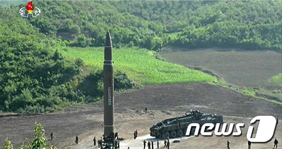 지난 7월 4일 오후 조선중앙방송이 중대발표를 통해 북한의 대륙간 탄도미사일 '화성 14형'의 발사 성공을 전했다.  2017.7.4/뉴스1 © News1 민경석 기자