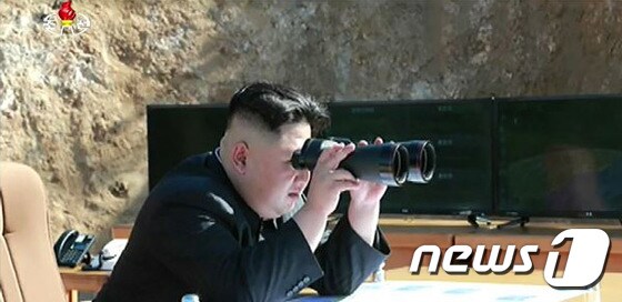 지난 4일 김정은 북한 노동당 위원장이 대륙간탄도미사일 발사 장면을 망원경으로 지켜보는 모습.(YTN 캡쳐)2017.7.4/뉴스1 © News1 임준현 인턴기자
