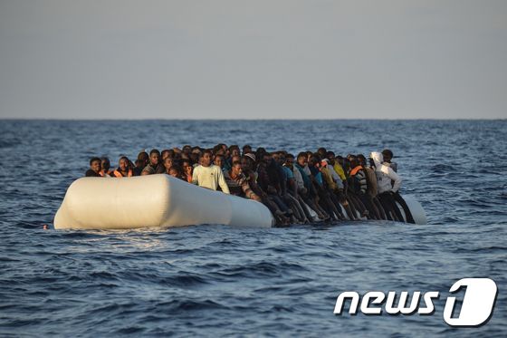 고무보트를 타고 구조를 기다리는 난민들. © AFP=뉴스1