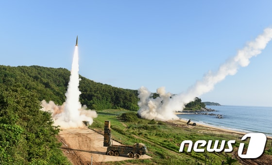 한국과 미국의 미사일 부대가 지난 5일 북한의 대륙간탄도미사일(ICBM) 시험 발사에 대응해 동해안에서 현무-2를 발사하고 있다. 이번 미사일 사격은 전날 북한이 미사일 도발을 감행한 뒤 문재인 대통령 지시로 이행됐다. (합동참모본부 제공) 2017.7.5/뉴스1