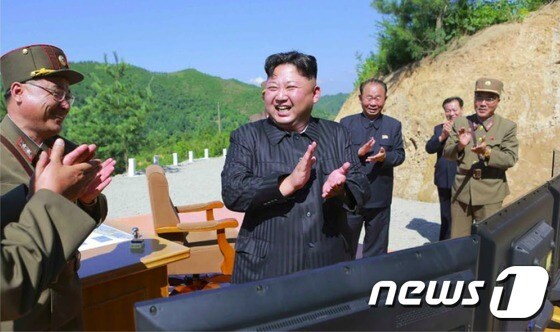 북한 노동당 기관지 노동신문은 5일 김정은 노동당 위원장이 참관한 가운데 대륙간탄도미사일(ICBM) 화성-14형의 시험발사를 성공했다고 보도했다. (출처:노동신문) © News1