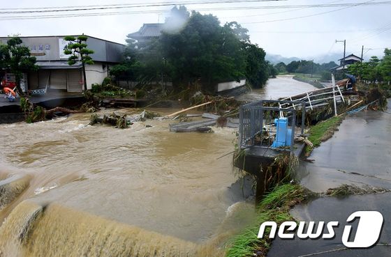 6일 오전 폭우에 따른 하천 범람으로 다리가 유실된 일본 후쿠오카현 아사쿠라시. © AFP=뉴스1