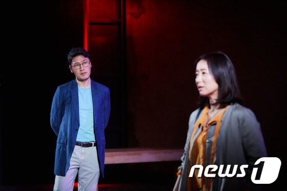 성기윤(왼쪽)과 윤유선의 공연 모습. © News1