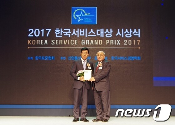 금호고속이 6일 그랜드 인터컨티넨탈 서울 파르나스에서 열린 '2017 한국서비스대상 시상식'에서 고속버스 부문 종합대상을 수상했다© News1