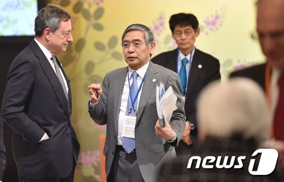 구로다 하루히코 일본은행 총재(중앙)와 마리오 드라기 유럽중앙은행(ECB) 총재 (왼쪽)© AFP=뉴스1
