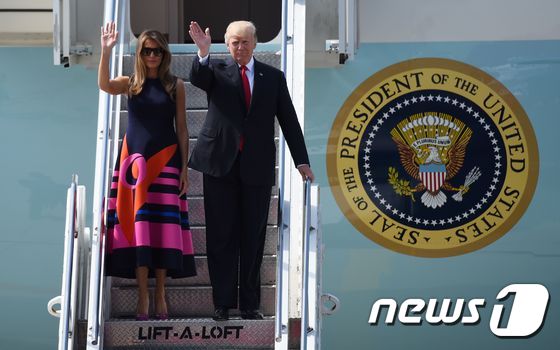 도널드 트럼프 대통령과 부인인 멜라니아 트럼프 여사가 6일(현지시간) 독일 함부르크 공항에 도착했다. © AFP=뉴스1