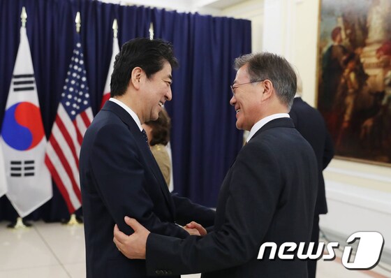 문재인 대통령(오른쪽)과 아베 신조 일본 총리.(청와대) © News1 이광호 기자