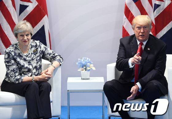 도널드 트럼프 미국 대통령(오른쪽)과 테레사 메이 영국 총리가 8일(현지시간) 주요 20개국(G20) 정상회의가 열리는 독일 함부르크에서 양자회담을 가졌다. © AFP=뉴스1