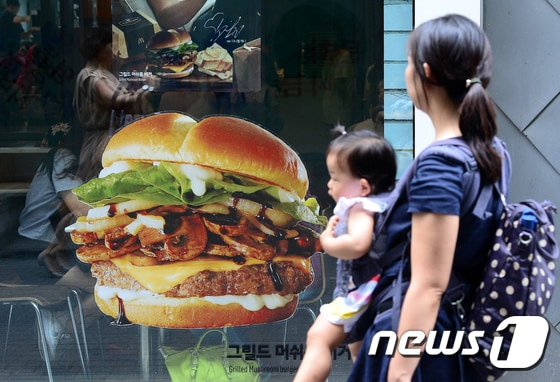 서울시내의 한 맥도날드 매장 앞으로 시민들이 지나고 있다. News1 박지혜 기자