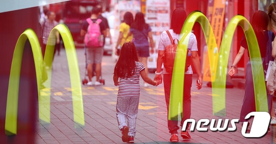 서울시내 한 맥도날드 매장 앞. 2017.7.9/뉴스1 © News1 박지혜 기자