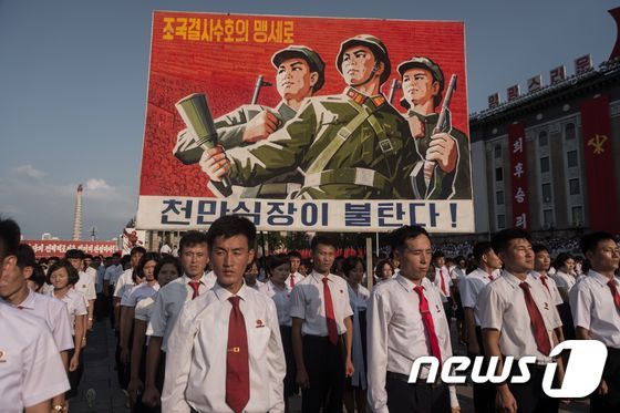 9일 평양 김일성 광장에서 반미 결의를 지지하는 집회에 대형 선전물이 보인다. © AFP=뉴스1 © News1 우동명 기자