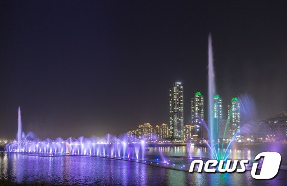 청라호수공원의 야간 음악 분수. 인천관광공사 제공.© News1