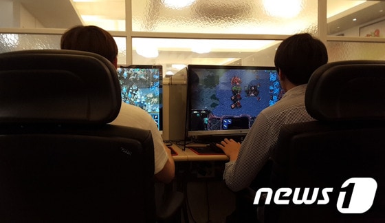 9일 오후 서울 강남구 역삼동의 한 PC방에서 이용객들이 스타크래프트 리마스터를 플레이하고 있다.  2017.8.9/뉴스1 © News1