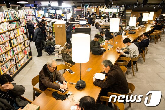 한 대형서점에서 독자들이 책을 읽고 있다.© News1