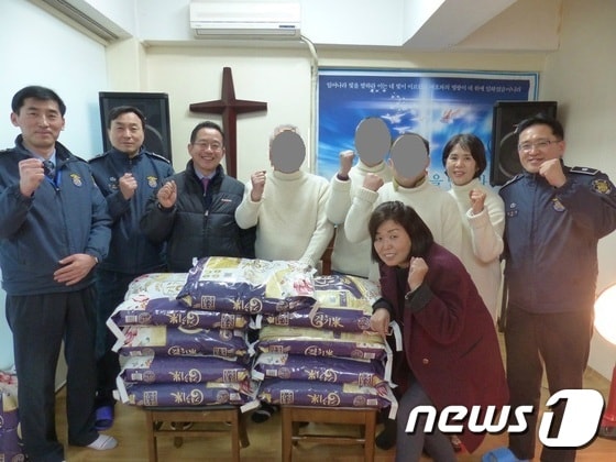 교소도 출소자들의 재개를 돕는 '소망의 집'을 방문해 쌀을 기증한 한사랑회. © News1
