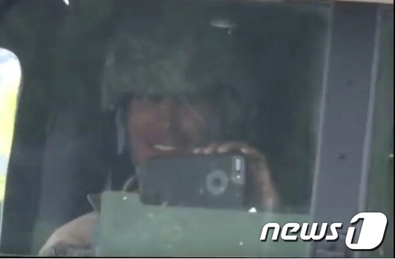 지난 4월 26일 경북 성주군 초전면 소성리 회관 앞에서 사드를 반입하는 미군이 트럭 안에서 웃으며 주민들을 휴대전화로 촬영하고 있다. 유투브 동영상캡쳐© News1