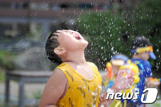 강원 춘천시 공지천 분수대에서 한 어린이가 물놀이를 즐기며 더위를 식히고 있다. (뉴스1 DB)